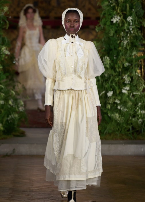 Sheer tiers and a bonnet