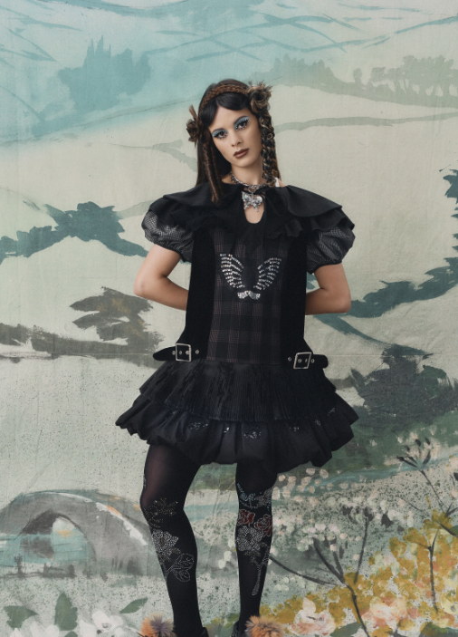 Black tiers and a butterfly buckle