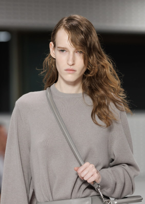 Greige cashmere and a slim cross-body strap