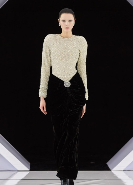 Pearls from the shoulder to the hip