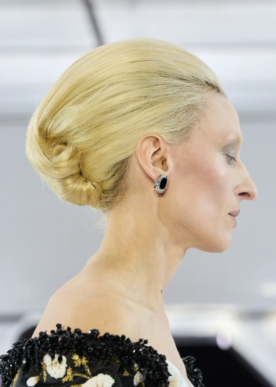 Lacquered chignon, one jewel