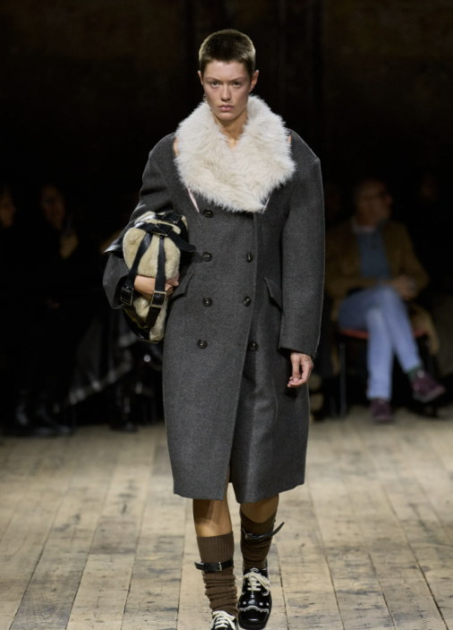 A grey coat, a shearling collar and a bridle