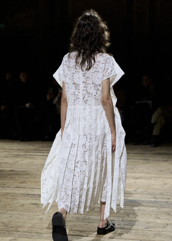 From the back: pleats, lace and ribbon